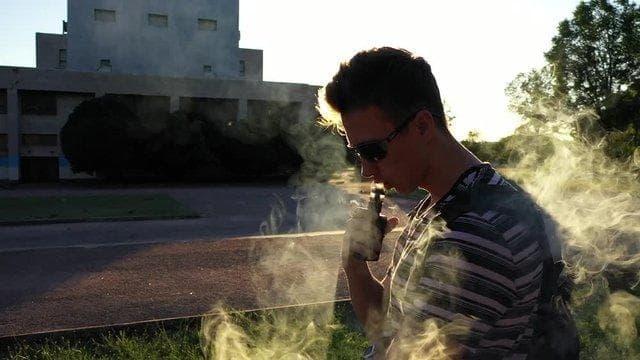 Egyszerhasználatos E-Cigaretta 2025 — kompletny przewodnik po smakach i opiniach, w tym jagody mrozone